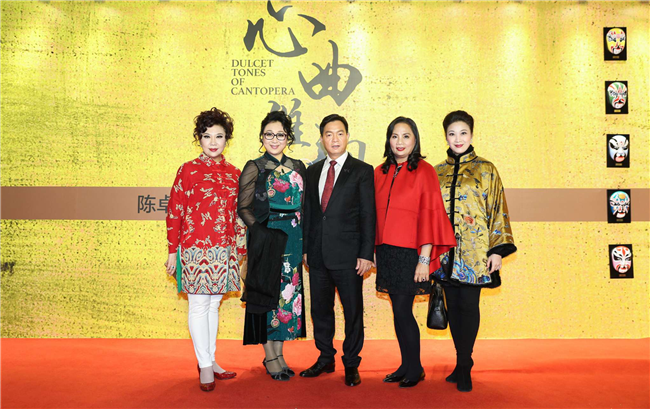 從左至右:中國戲劇梅花獎(jiǎng)得主曾慧,國家一級演員陳韻紅,陳卓林陸倩芳伉儷,廣東省戲劇家協(xié)會(huì)第十屆副主席蔣文端 從左至右:中國戲劇梅花獎(jiǎng)得主曾慧,國家一級演員陳韻紅,陳卓林陸倩芳伉儷,廣東省戲劇家協(xié)會(huì)第十屆副主席蔣文端