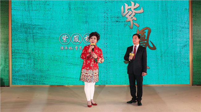 ??中國戲劇梅花獎(jiǎng)得主曾慧與陳卓林現(xiàn)場合唱《鸞鳳分飛》 ??中國戲劇梅花獎(jiǎng)得主曾慧與陳卓林現(xiàn)場合唱《鸞鳳分飛》